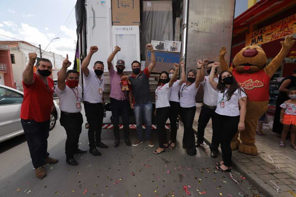 Foto 2 / MM entrega Caminhão de Prêmios e realiza ação social em Imbituva